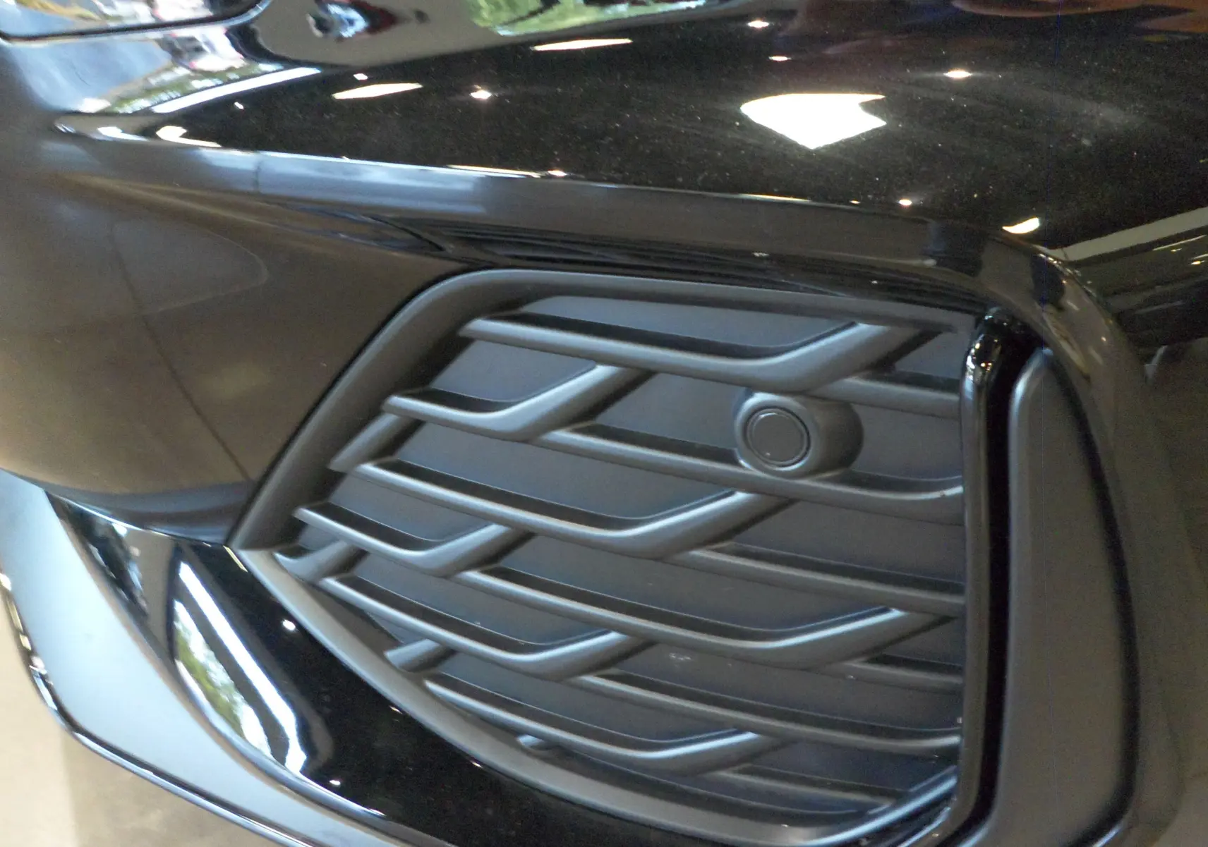 Gros plan sur la calandre noire mate de l'Audi A3 Sportback 35 TFSI 150 Mild Hybrid S-Line 2025 en Noir Mythe.