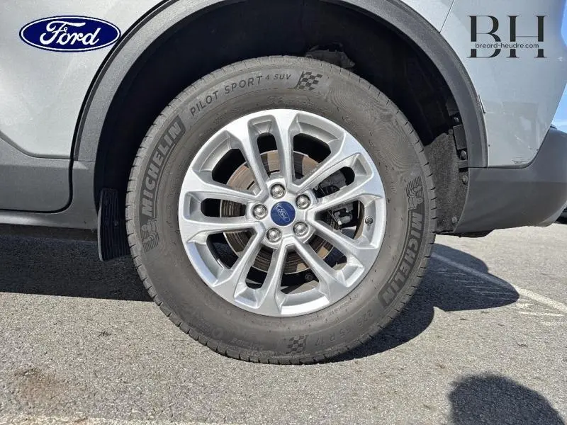 Gros plan sur la roue avant droite du Ford Kuga 2023 gris Solar avec jante alu et pneu Michelin Pilot Sport 4 SUV.