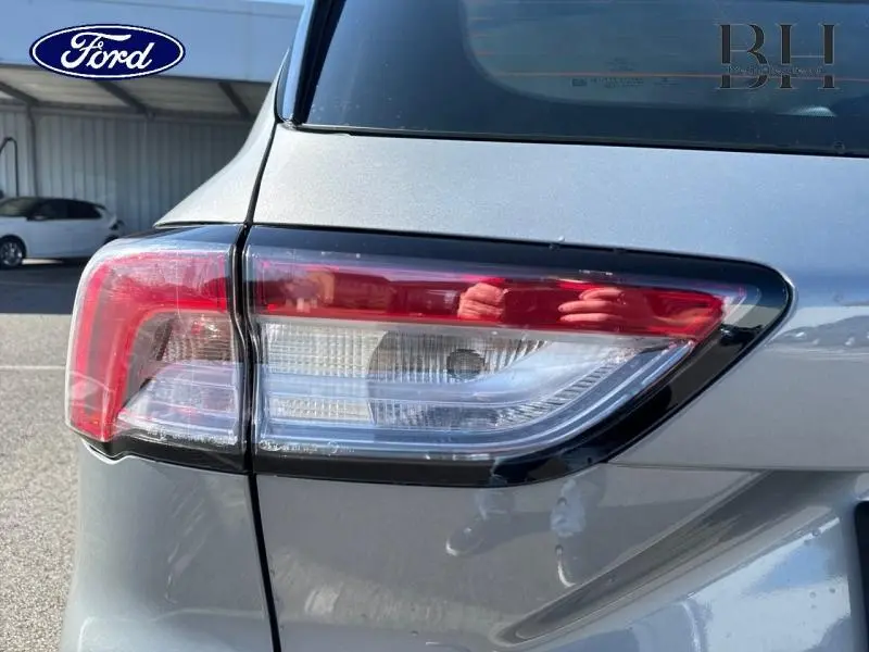 Gros plan sur le feu arrière droit du Ford Kuga 2023 gris Solar Métallisé, soulignant ses lignes modernes et lumineuses.