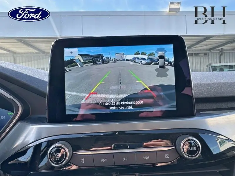 Écran tactile central affichant la caméra de recul du Ford Kuga 2023 gris Solar Métallisée, vue intérieure avant.