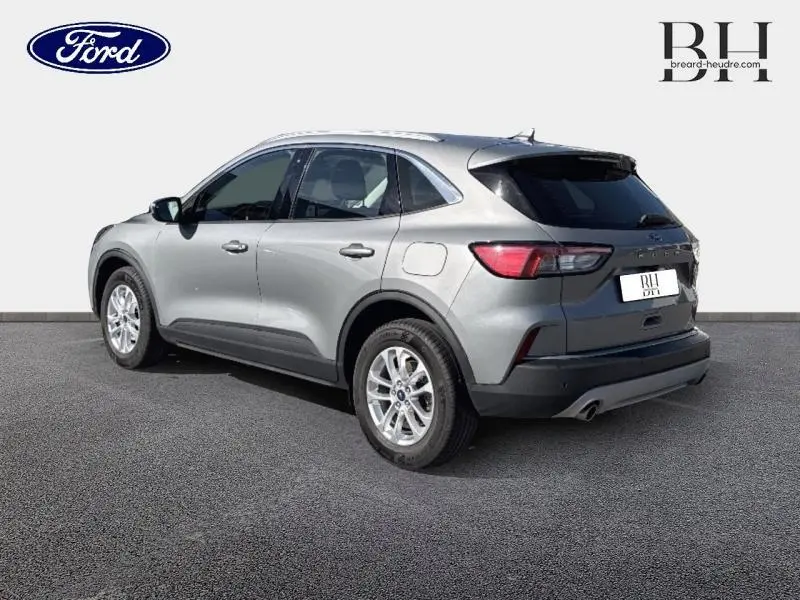 Ford Kuga gris Solar métallisé vu en 3/4 arrière droit, avec jantes alu et feux arrière LED distinctifs.