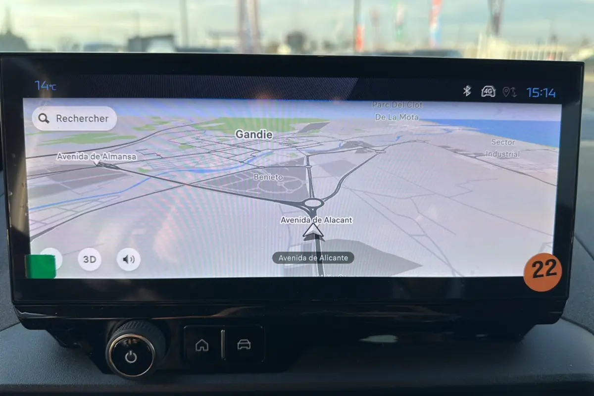 Écran tactile de navigation GPS du Peugeot Rifter 2025 affichant une carte en 3D avec indications de route.