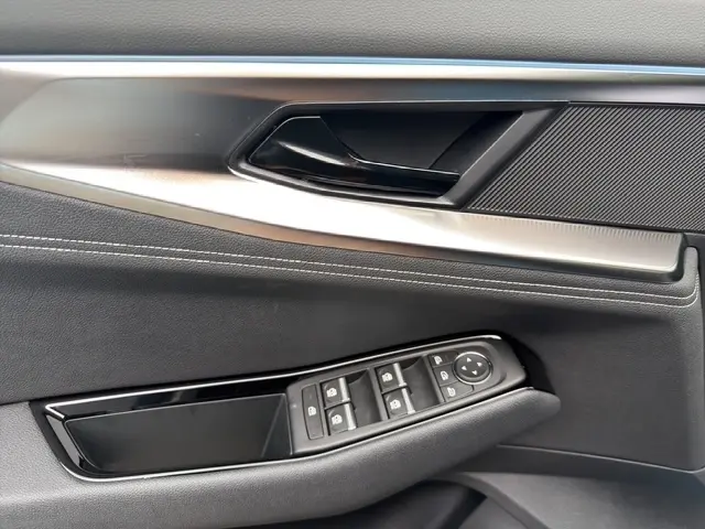 Détail de la porte intérieure côté conducteur du Renault Austral 2026, avec commandes électriques et finition noire élégante.