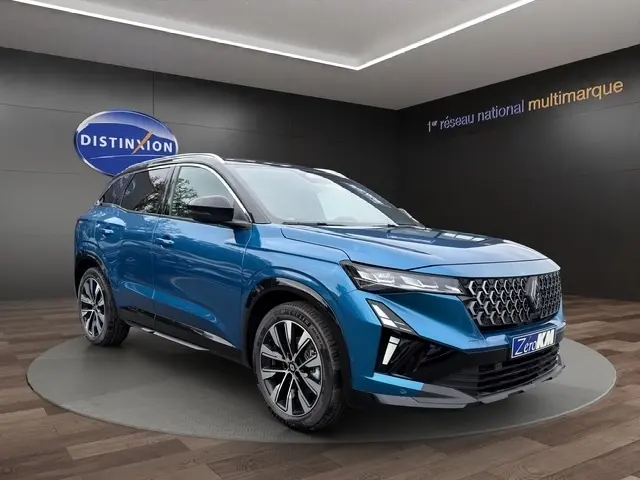 Renault Austral Techno hybride bleu bi-ton en 3/4 avant droit avec hayon motorisé et calandre RS distinctive.