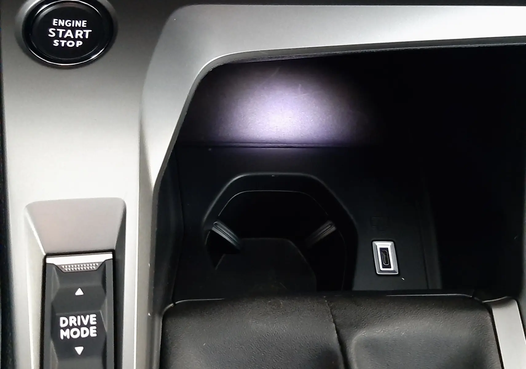 Vue rapprochée de la console centrale de la Peugeot 308 blanche, montrant le bouton Engine Start Stop et le sélecteur Drive Mode.