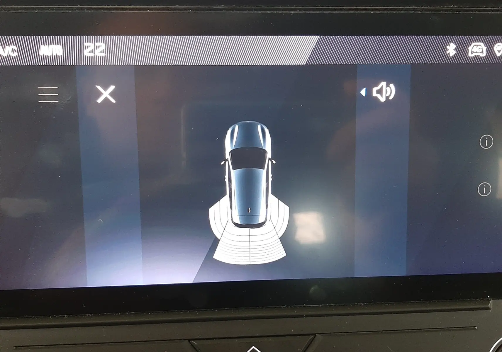 Vue de dessus de l'écran multimédia montrant la détection des capteurs d'une Peugeot 308 blanche banquise.
