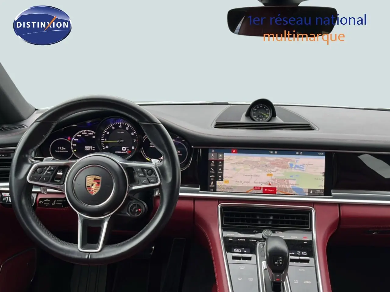 Vue intérieure du tableau de bord et volant noir du Porsche Panamera 4 E-Hybrid 2017 avec écran de navigation allumé.