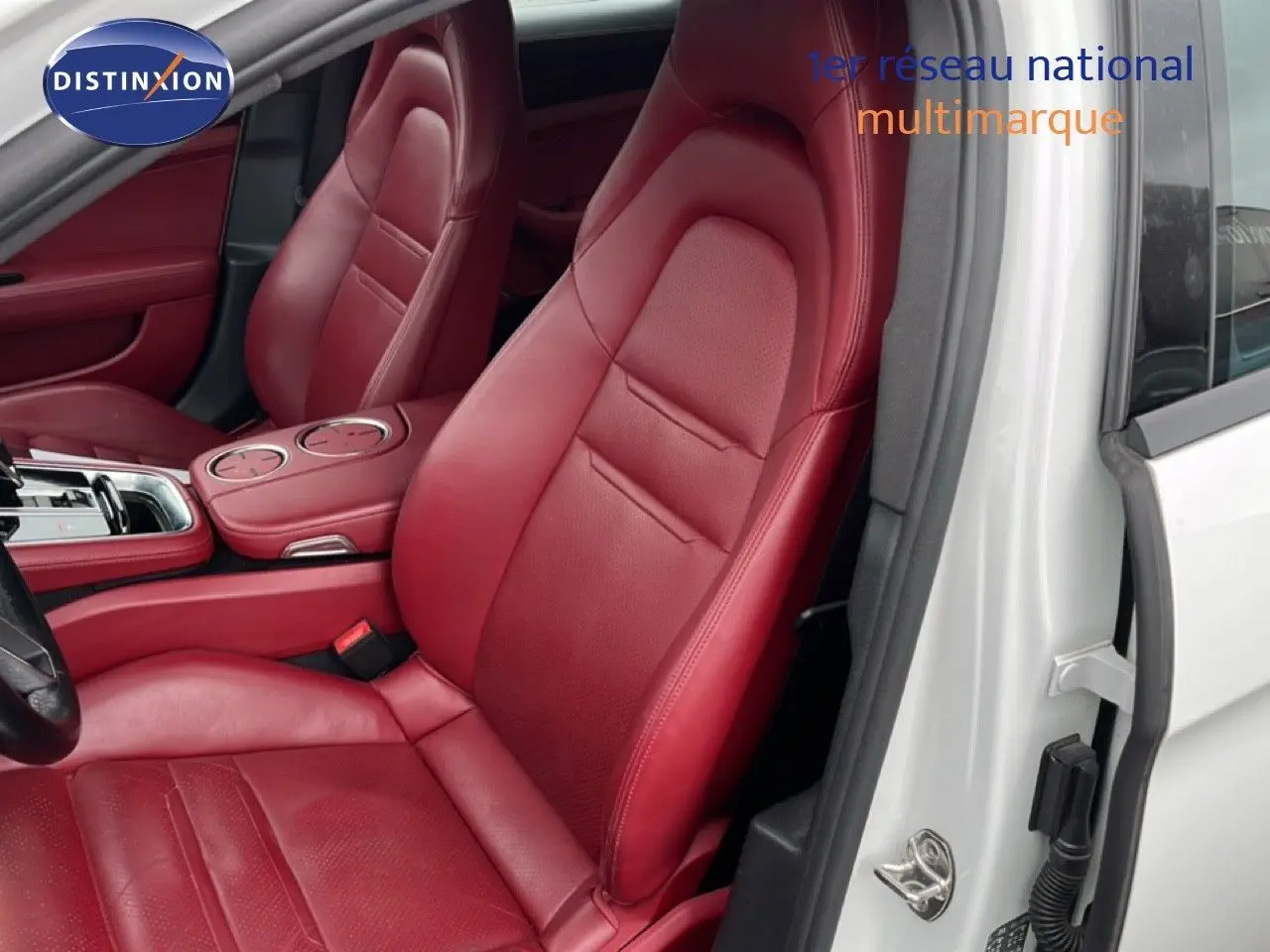 Intérieur de Porsche Panamera 4 E-Hybrid 2017 avec sièges cuir bi-ton rouge, vu côté conducteur porte ouverte.