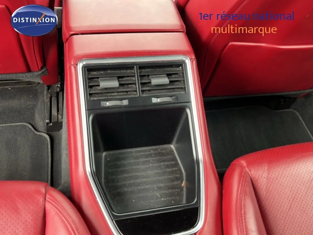 Gros plan sur la console centrale arrière rouge et les sièges en cuir rouge de la Porsche Panamera 4 E-Hybrid 2017