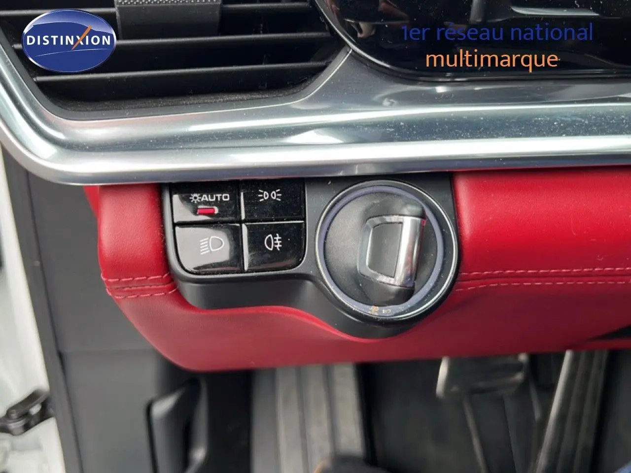 Détail du tableau de bord rouge et commandes d’éclairage sur Porsche Panamera 4 E-Hybrid blanc de 2017.