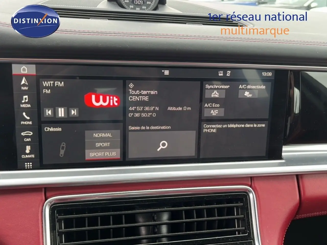 Écran tactile central affichant la navigation et modes sport sur le tableau de bord rouge d'une Porsche Panamera 4 E-Hybrid 2017.