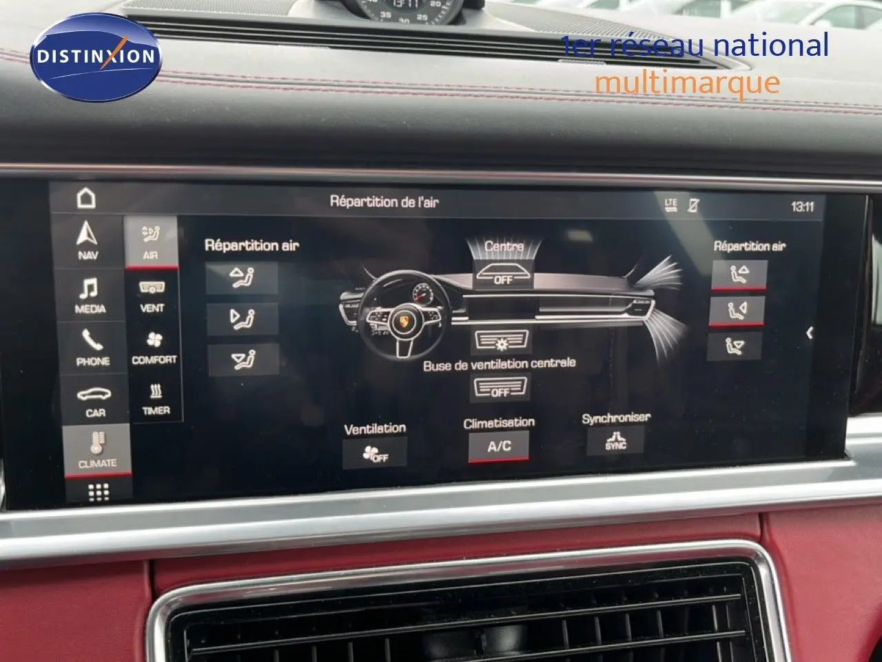 Écran tactile du système de climatisation sur tableau de bord rouge d'une Porsche Panamera 4 E-Hybrid 2017.