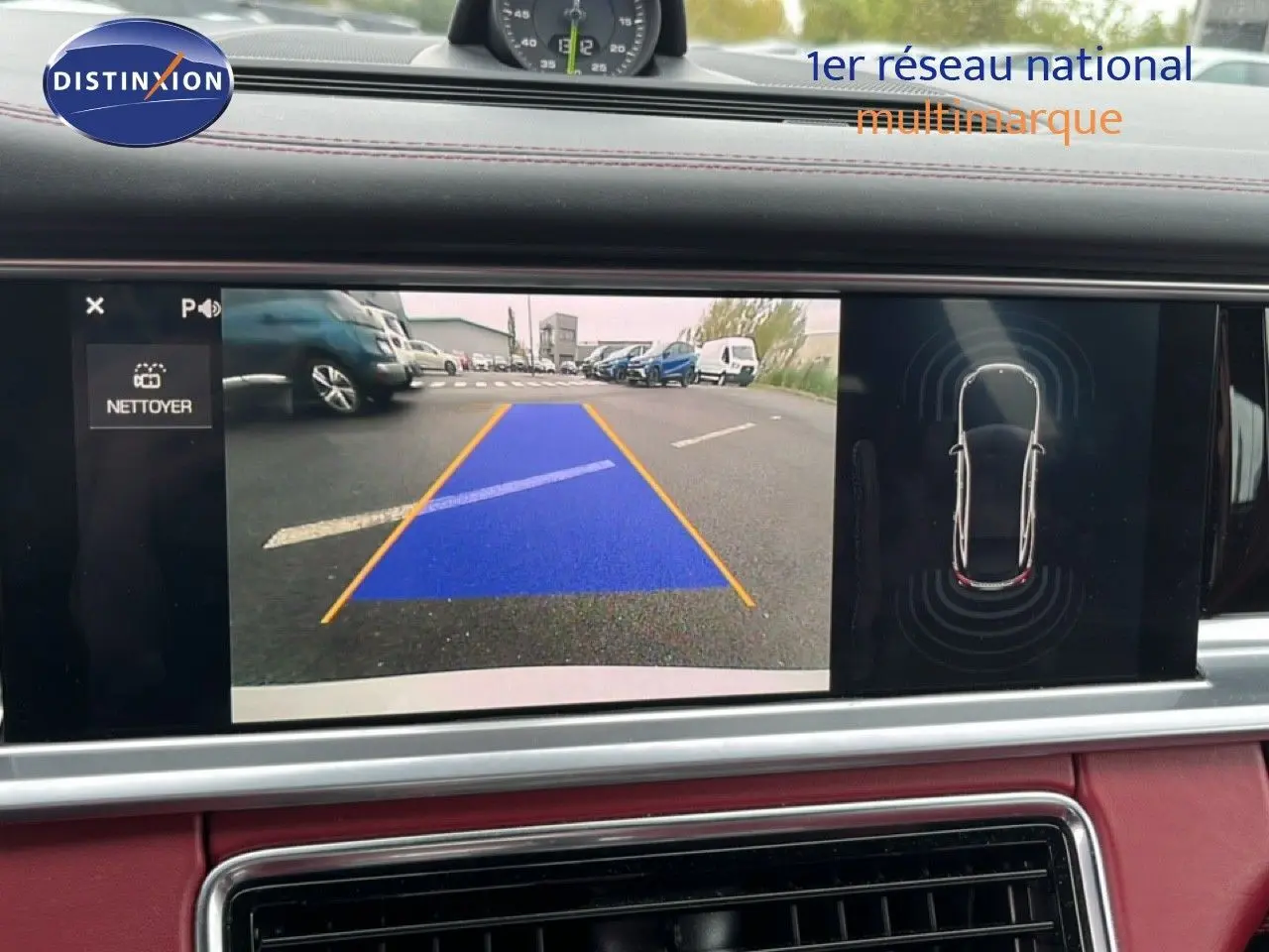 Affichage de la caméra de recul et capteurs de stationnement sur l'écran du tableau de bord d'une Porsche Panamera 4 E-Hybrid blanche.