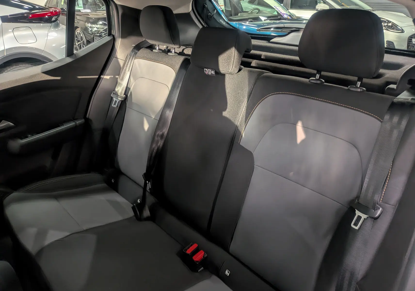 Vue intérieure des sièges arrière en tissu gris et noir du Dacia Sandero Stepway TCe 110 CH Extreme 2025.