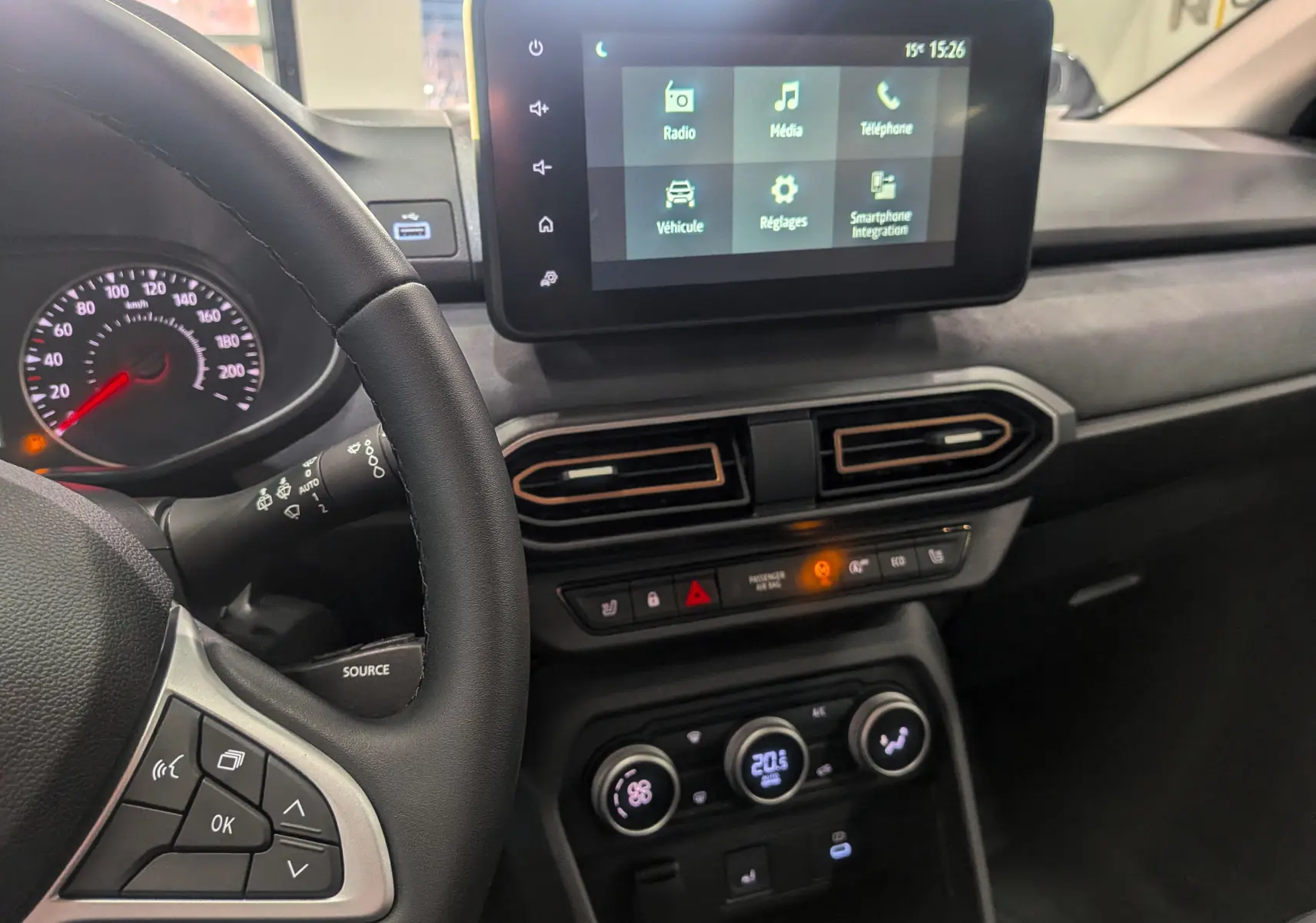 Vue intérieure centrée sur le tableau de bord et l'écran tactile de la Dacia Sandero Stepway TCe 110 vert cèdre 2025.