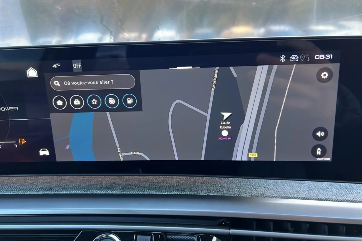 Vue rapprochée de l’écran tactile du tableau de bord du Peugeot 3008 Hybrid 145 GT, affichant la navigation GPS.