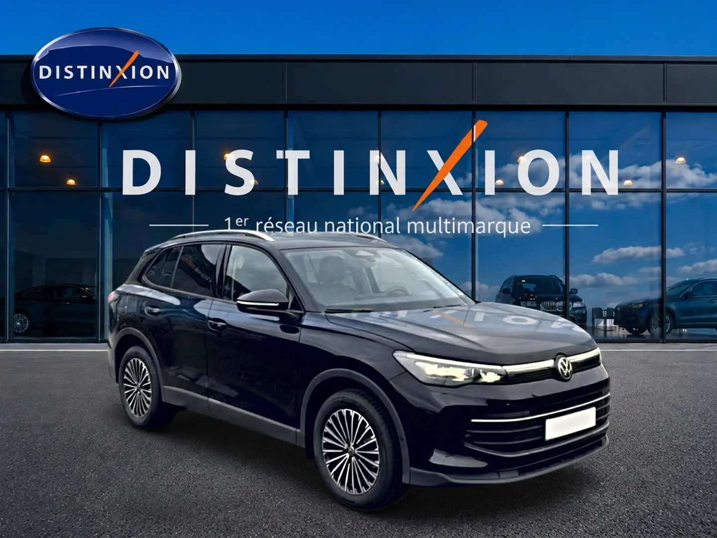Volkswagen Tiguan noir 2025 en 3/4 avant droit avec jantes spécifiques et signature lumineuse LED.