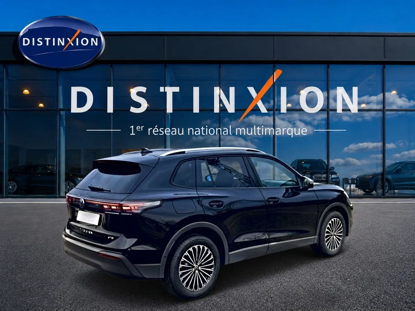 Volkswagen Tiguan 1.5 eTSI 150 Life noir, vue 3/4 arrière droit, feux arrière LED et jantes stylisées.