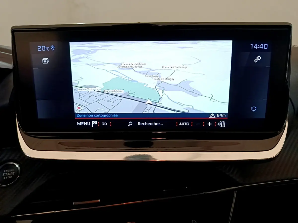 Écran tactile central affichant la navigation dans l'habitacle d'une Peugeot 208 blanche PureTech 2020.