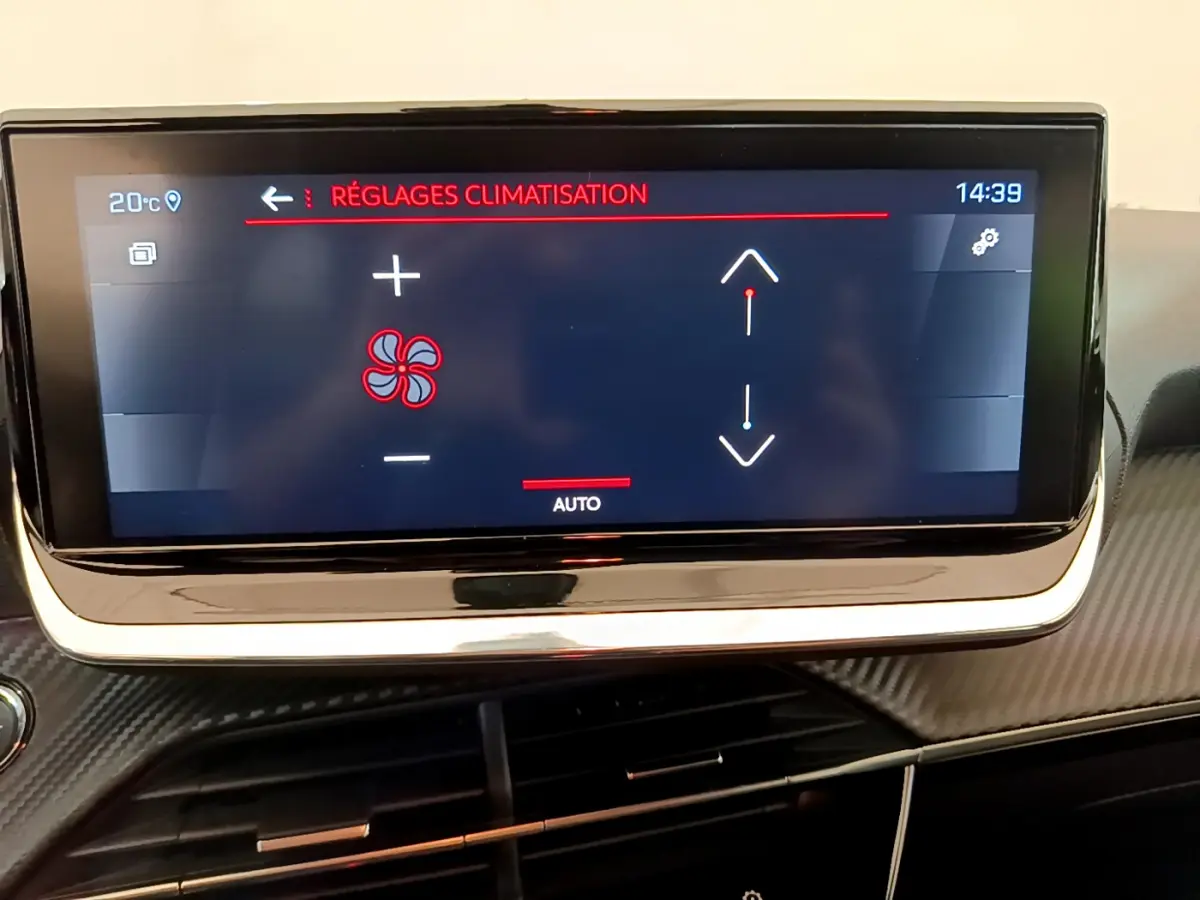Écran tactile central affichant les réglages de climatisation dans l'habitacle d'une Peugeot 208 blanche de 2020.