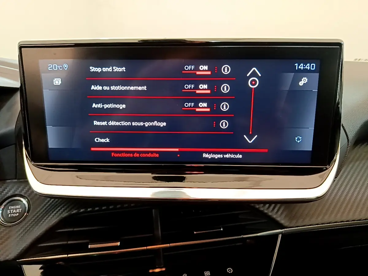 Écran tactile central affichant les réglages de conduite d'une Peugeot 208 PureTech 100, intérieur noir avec bouton start.