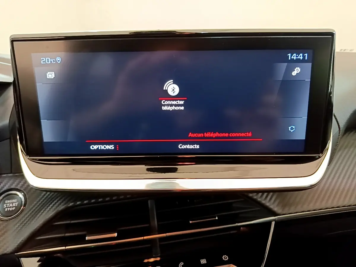 Écran tactile central de 7 pouces affichant la connexion Bluetooth dans l’habitacle noir du Peugeot 208 blanc PureTech 2020.