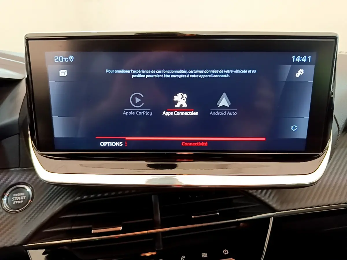 Écran tactile central de la Peugeot 208 PureTech 100 blanc, affichant les options Apple CarPlay et Android Auto.
