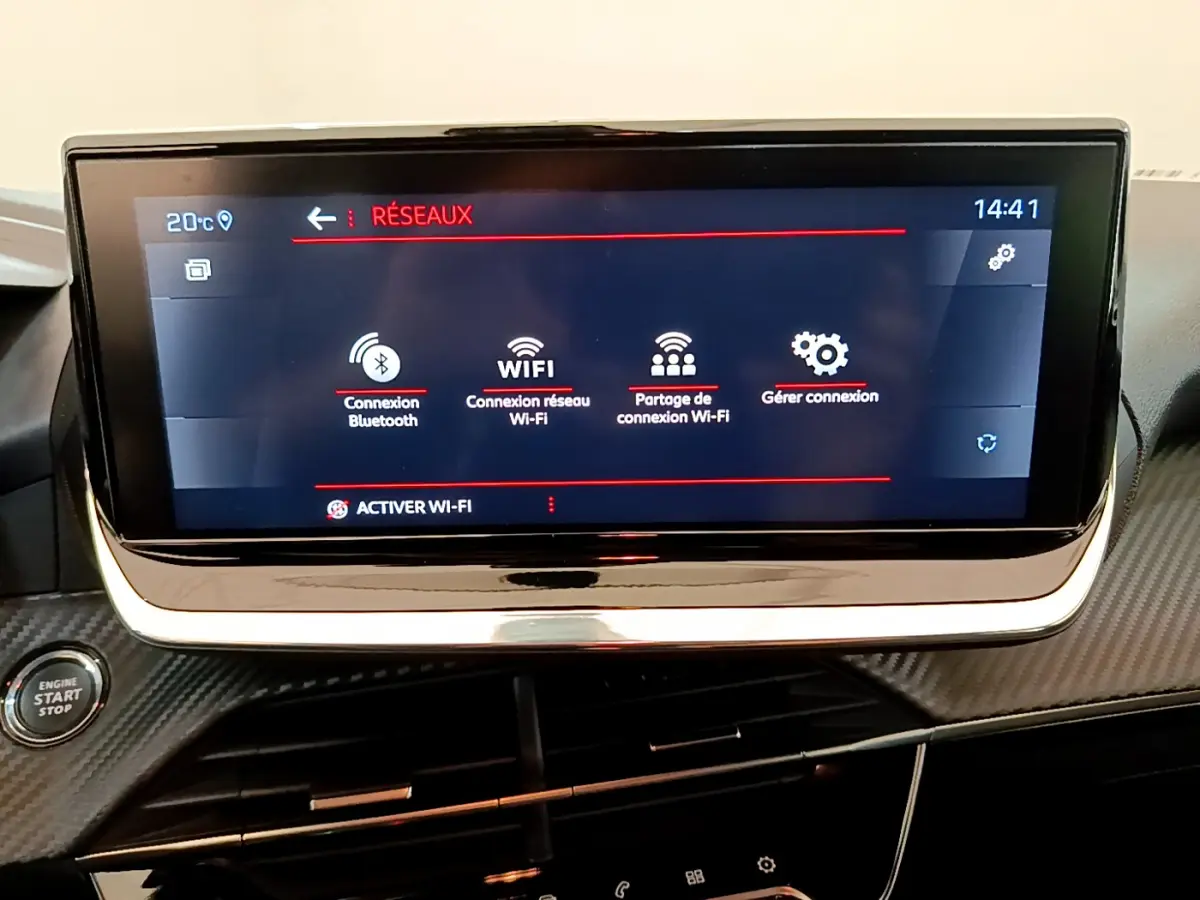Écran tactile central affichant les options réseau dans l’habitacle d’une Peugeot 208 blanche de 2020.