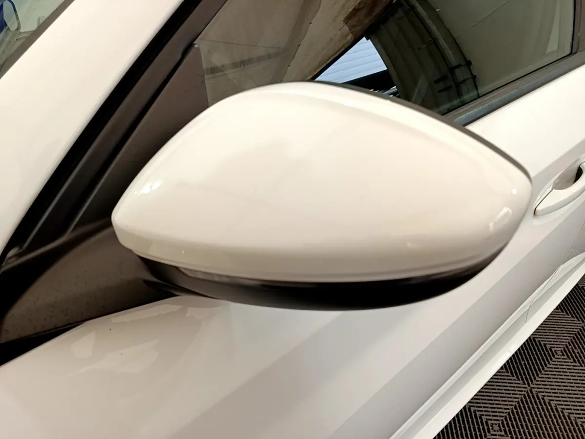 Rétroviseur côté gauche blanc de la Peugeot 208 PureTech 100 S&S Allure Business 2020 vue en gros plan.