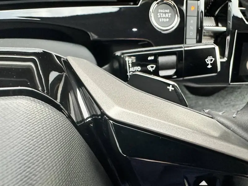 Détail intérieur côté conducteur du Peugeot 3008 gris Titane, montrant la commande de démarrage et le levier de vitesses automatique.