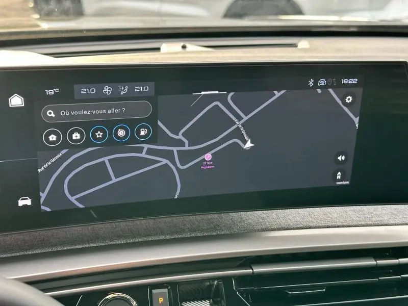 Écran tactile central du tableau de bord du Peugeot 3008 Hybrid 2025 affichant la navigation GPS.