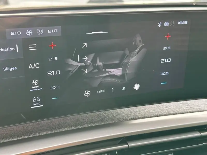 Écran tactile du système de climatisation du Peugeot 3008 Hybrid 2025 montrant réglages et ventilation intérieure.