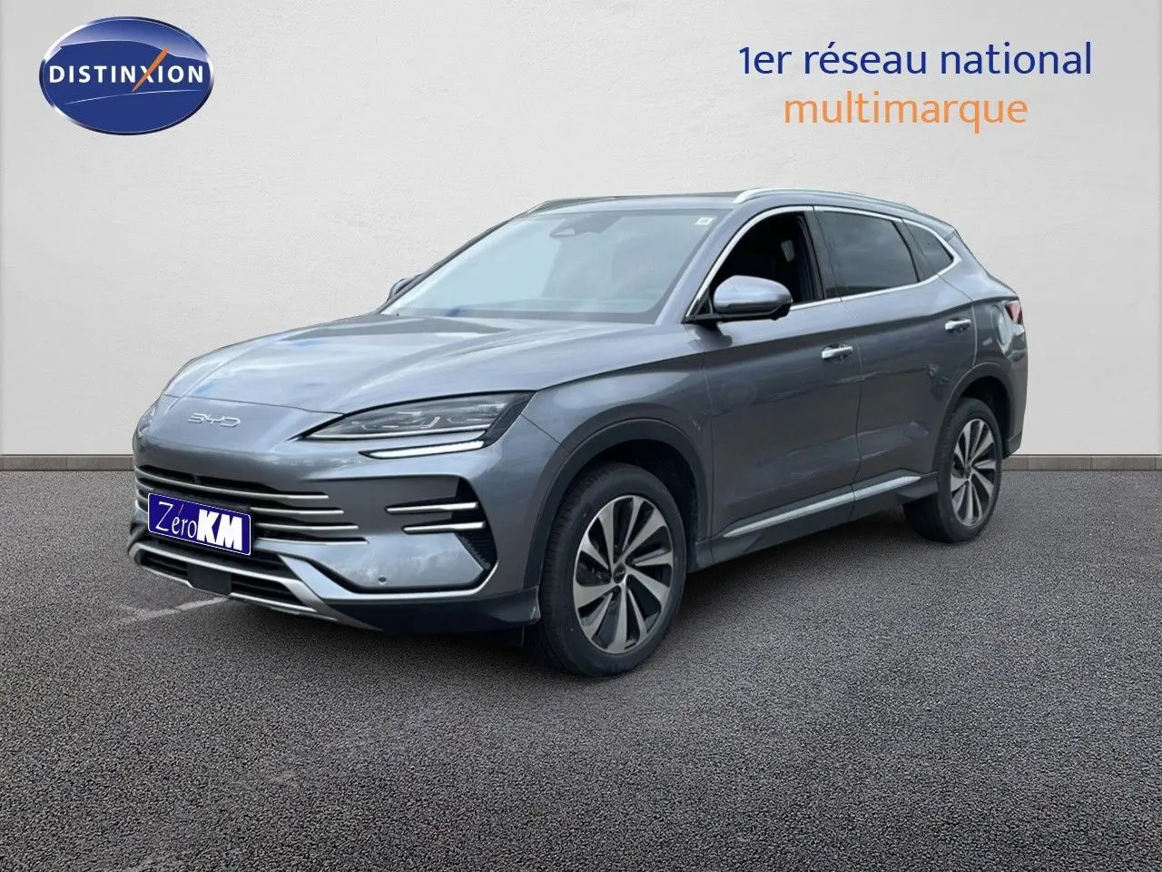 Vue 3/4 avant d’un SUV BYD SEAL U gris métallisé avec jantes bi-ton et calandre épurée sur fond neutre.