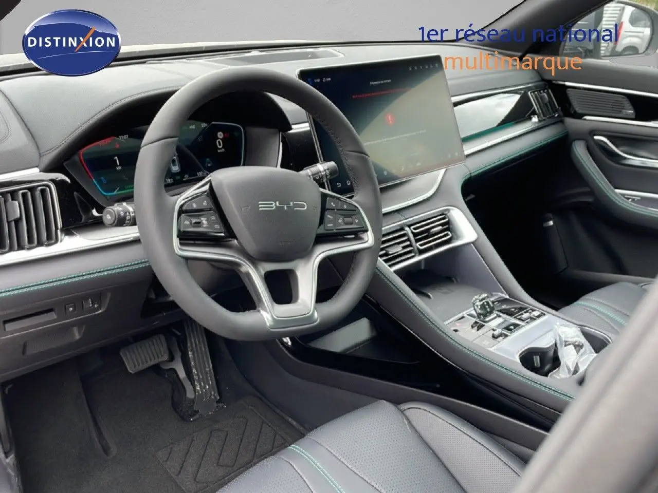 Vue intérieure côté conducteur du BYD SEAL U 2026, tableau de bord noir avec écran tactile et volant multifonction.