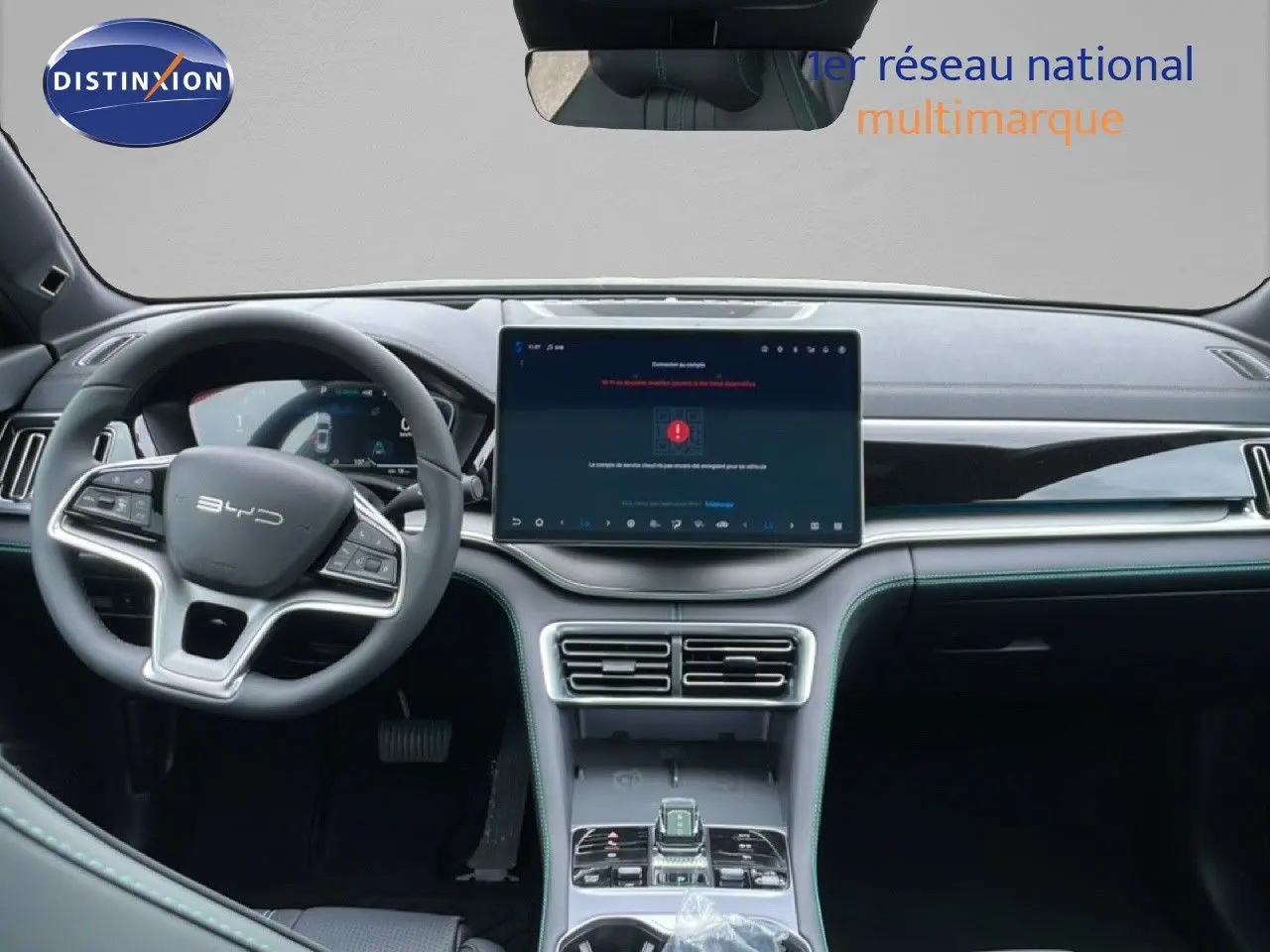 Vue intérieure frontale du tableau de bord du BYD SEAL U 2026 en finition Comfort, avec écran tactile central et volant cuir noir.
