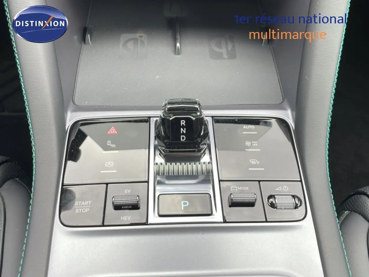 Vue rapprochée de la console centrale du BYD SEAL U 2026 en gris, avec levier de vitesses et commandes tactiles.