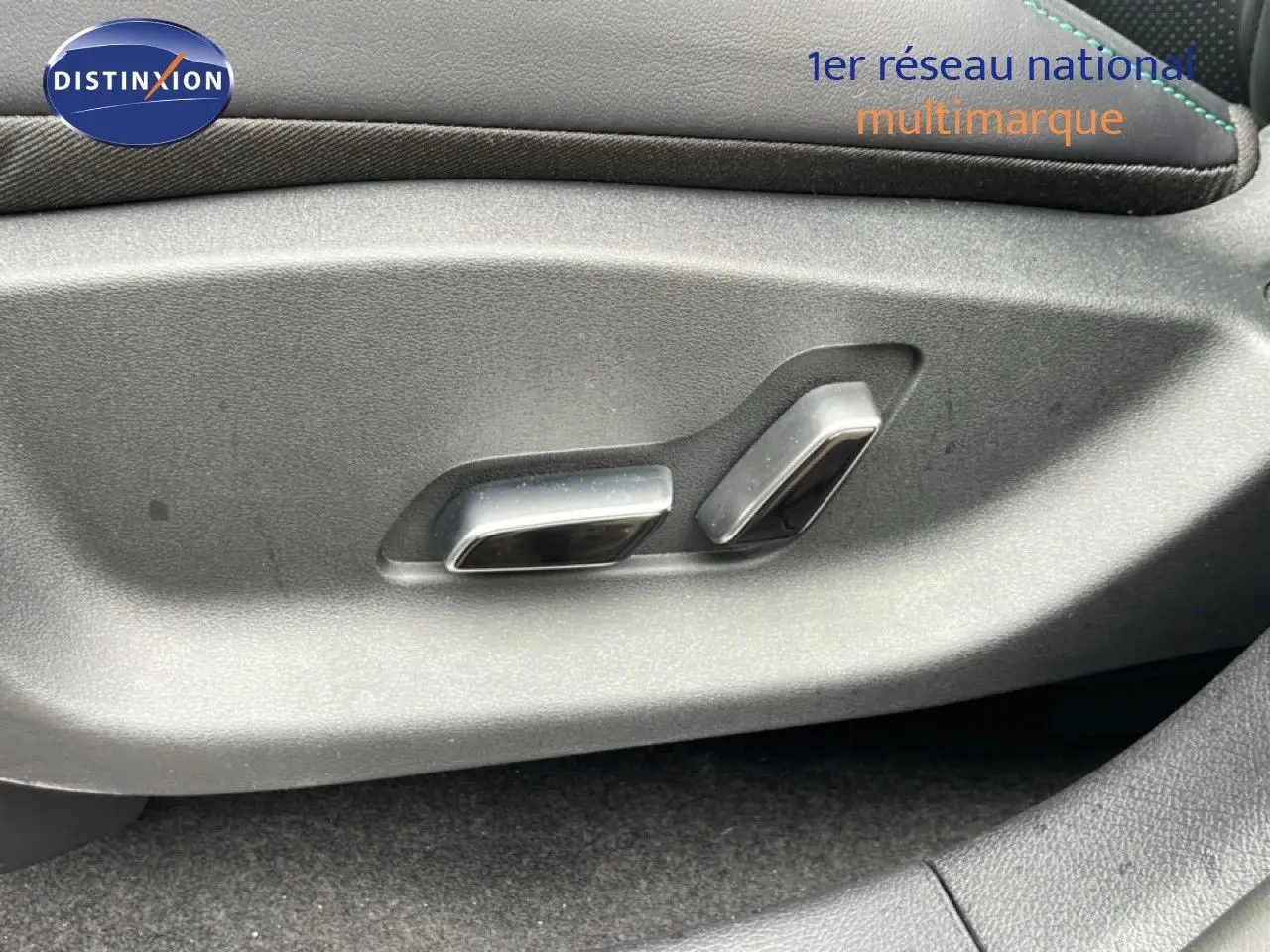 Gros plan sur les commandes électriques du siège côté gauche d’un BYD SEAL U gris Time Grey Metal.