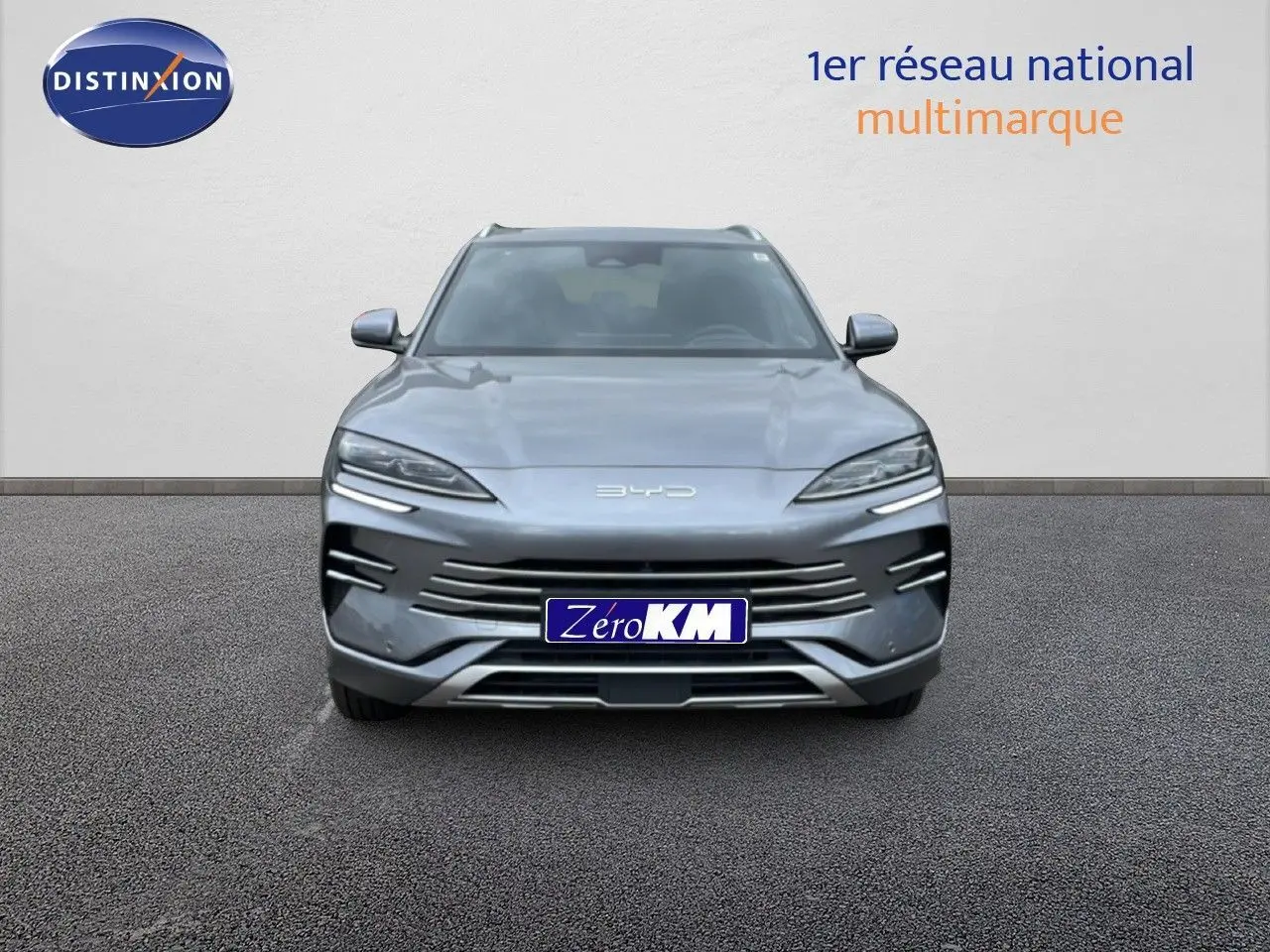 Vue frontale d'un BYD SEAL U 1.5L DM-i PHEV 218CH en gris métallisé Time Grey, avec calandre et phares LED distinctifs.