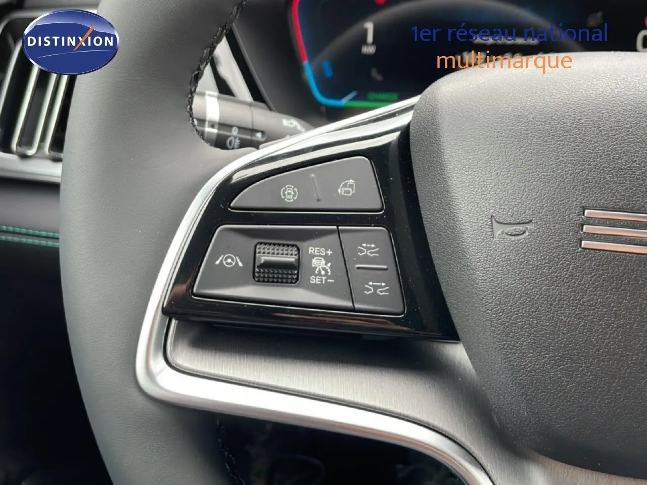 Gros plan sur les commandes à gauche du volant noir du BYD SEAL U 2026, avec finitions argentées et boutons multifonctions.