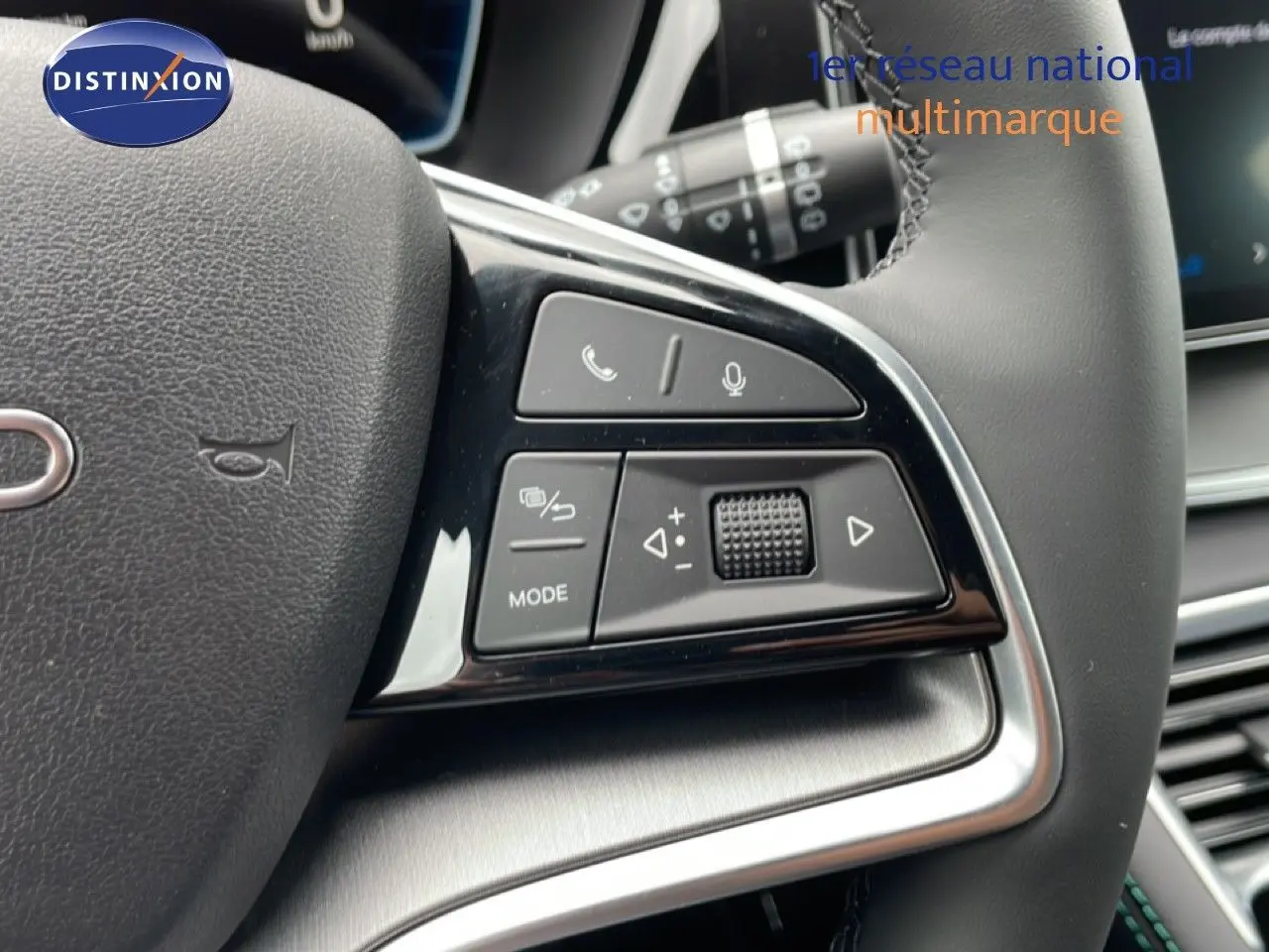 Gros plan sur les commandes au volant du BYD SEAL U 2026, finition cuir noir avec détails argentés.