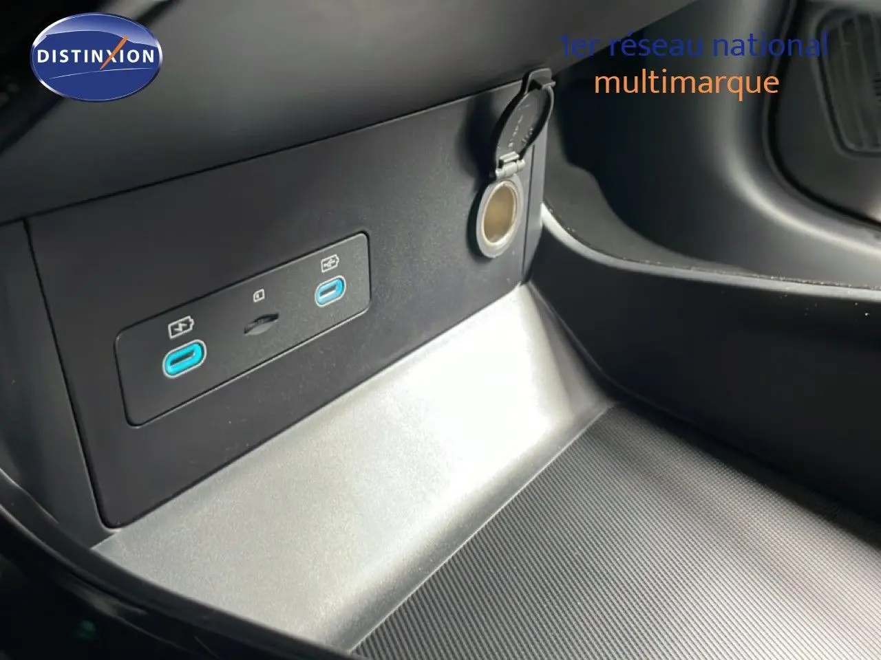 Détail de la console centrale du BYD SEAL U 2026 avec ports USB-C bleus et prise 12V, finition intérieure noire.