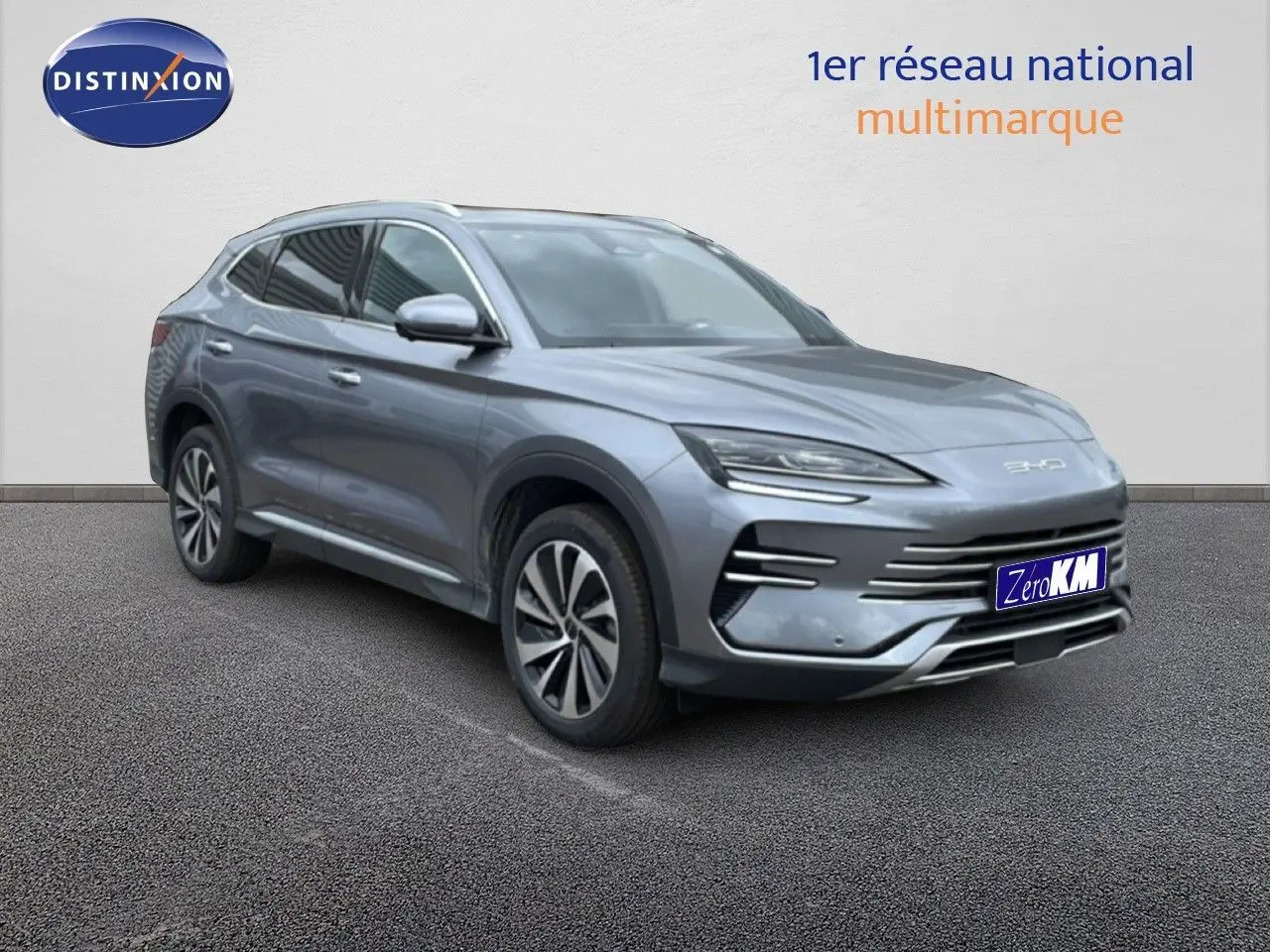 Vue 3/4 avant droit du SUV BYD SEAL U hybride rechargeable en gris métallisé Time Grey, avec calandre et optiques modernes.