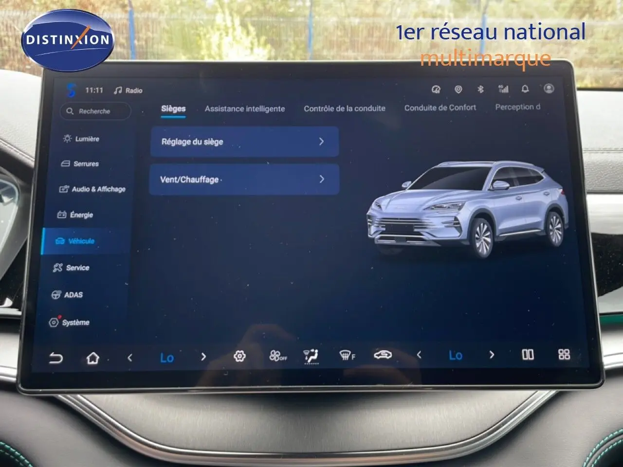 Écran tactile intérieur affichant les réglages du siège et une image 3D du BYD SEAL U gris métallisé.