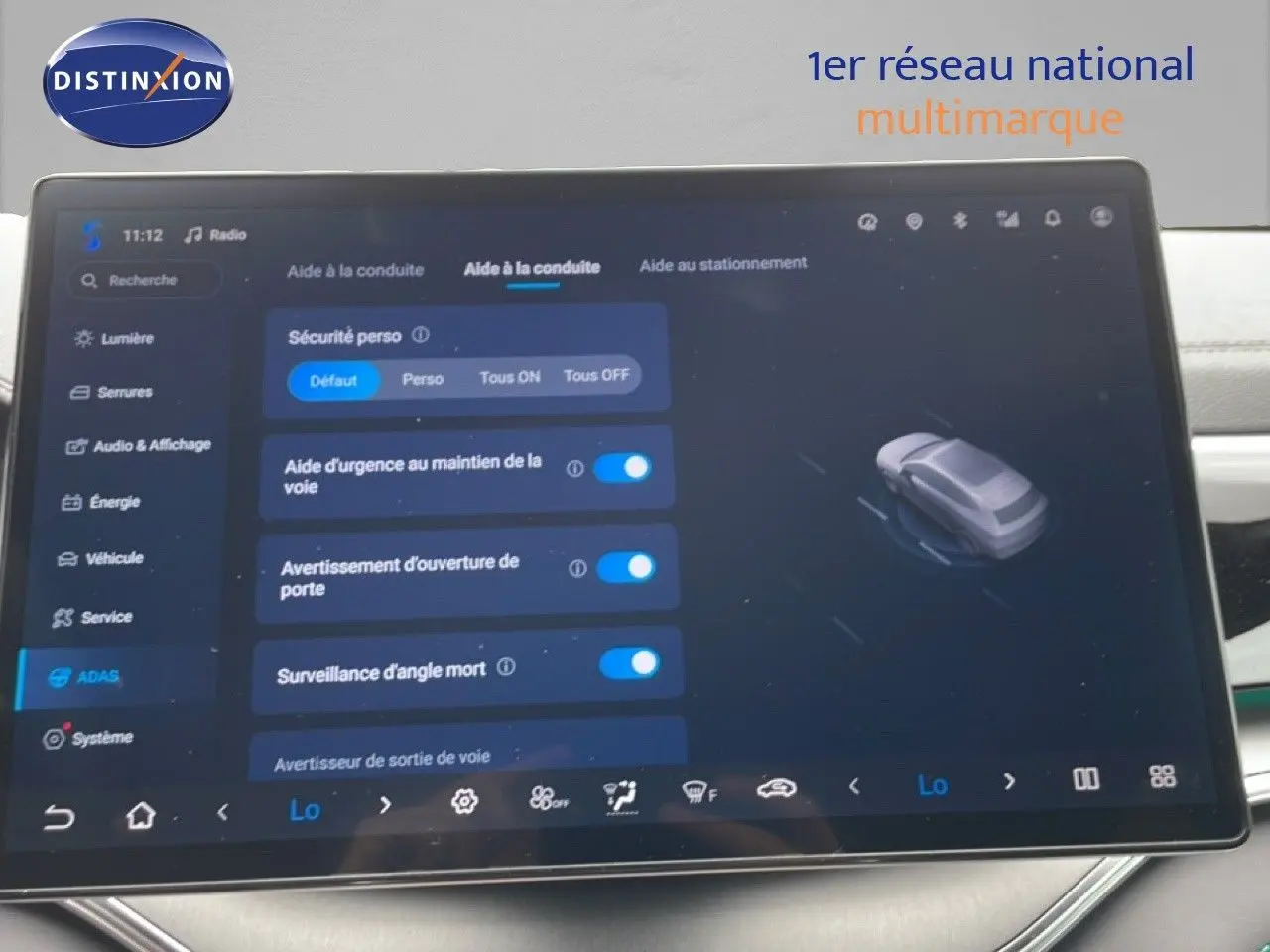 Écran tactile intérieur du BYD SEAL U 2026 affichant les aides à la conduite sur fond sombre.