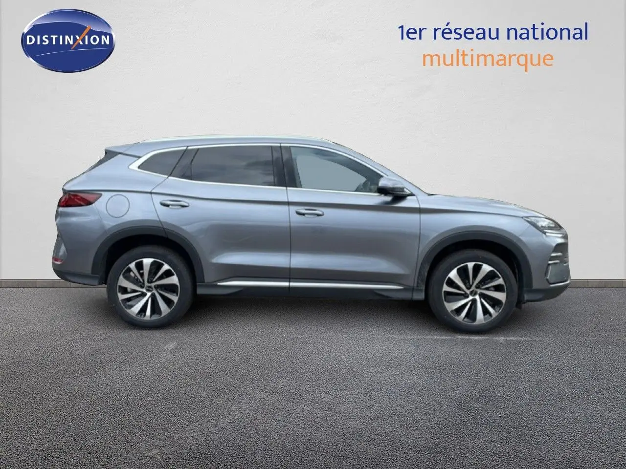 Vue de profil droit du SUV BYD SEAL U hybride rechargeable en gris métallisé, soulignant ses lignes fluides et ses jantes bicolores.