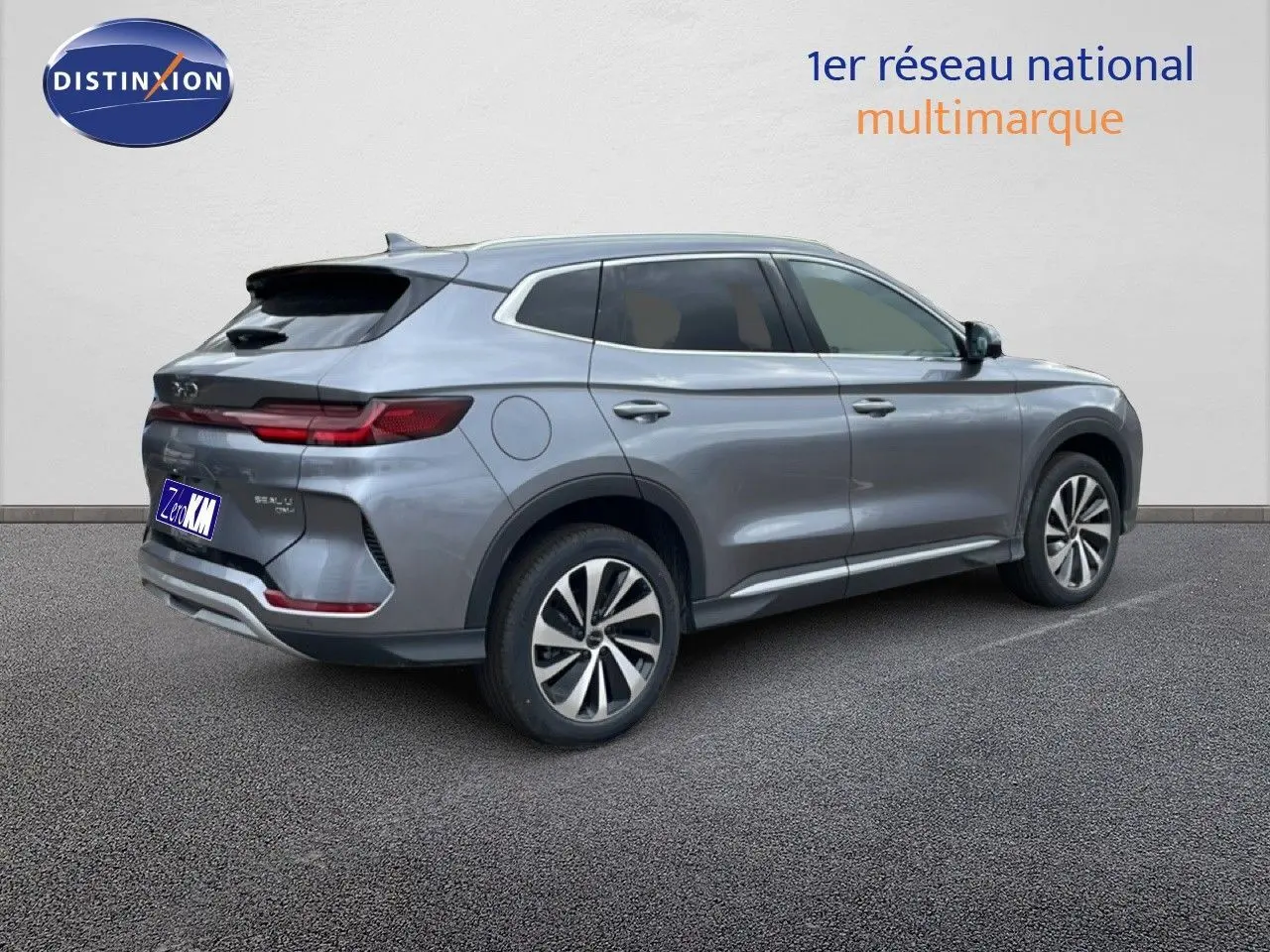 Vue 3/4 arrière droite du SUV BYD SEAL U gris métallisé avec feux arrière LED et jantes alliage.