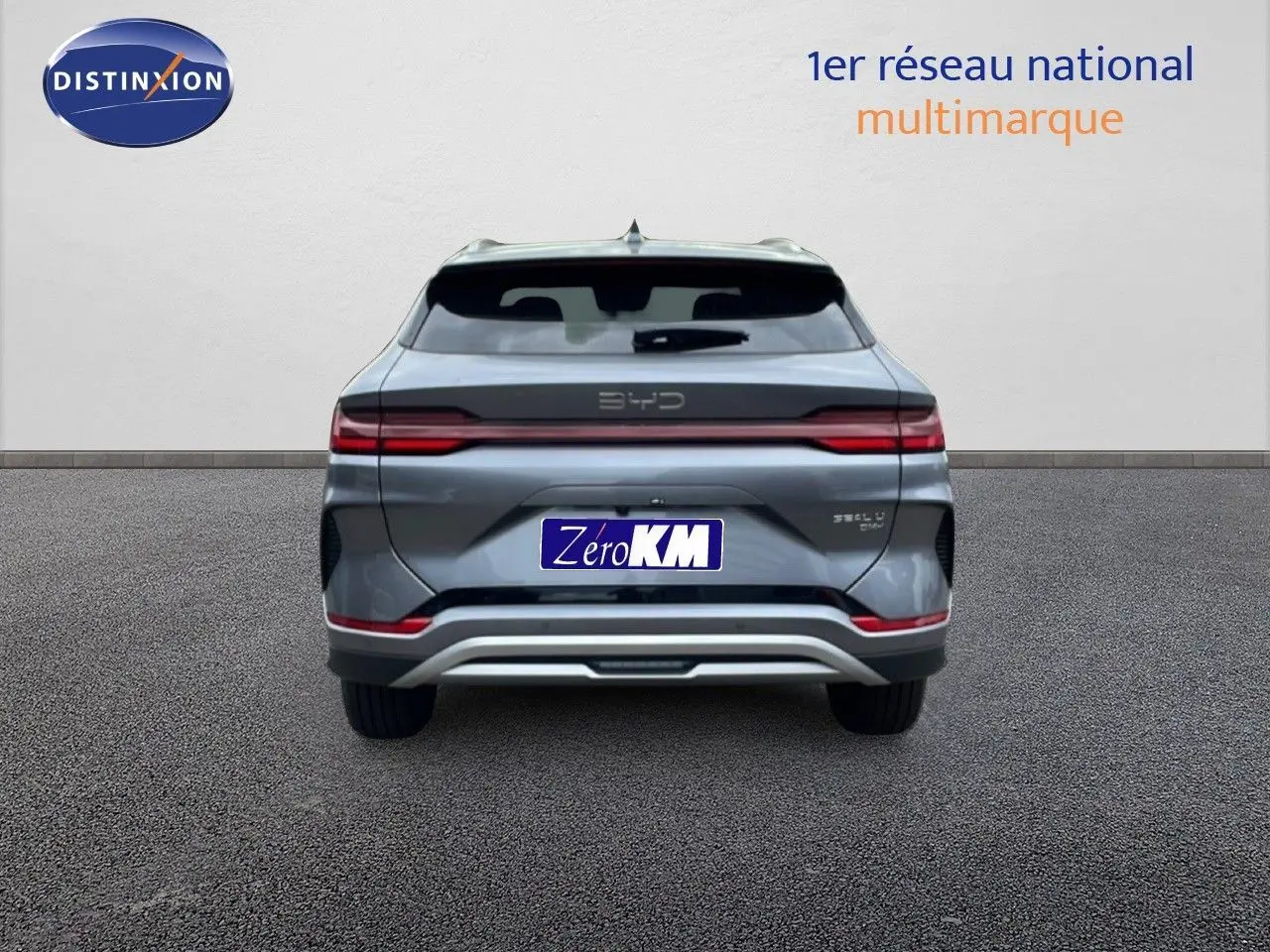 Vue arrière du BYD SEAL U 2026 hybride rechargeable en gris métallisé avec feux arrière horizontaux et logo BYD central.