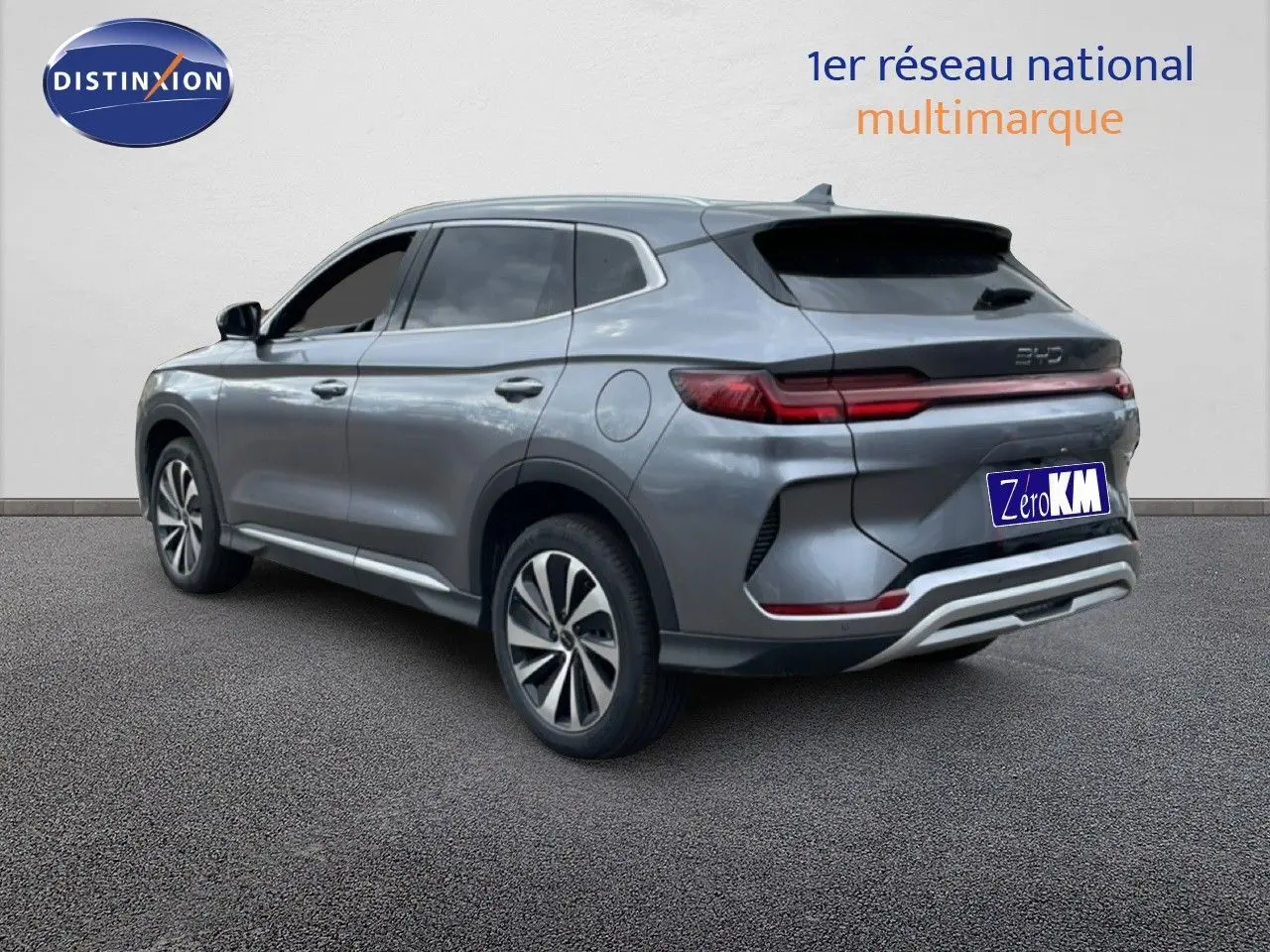 Vue 3/4 arrière droite du SUV BYD SEAL U gris métallisé avec feux arrière étirés et jantes bi-ton.