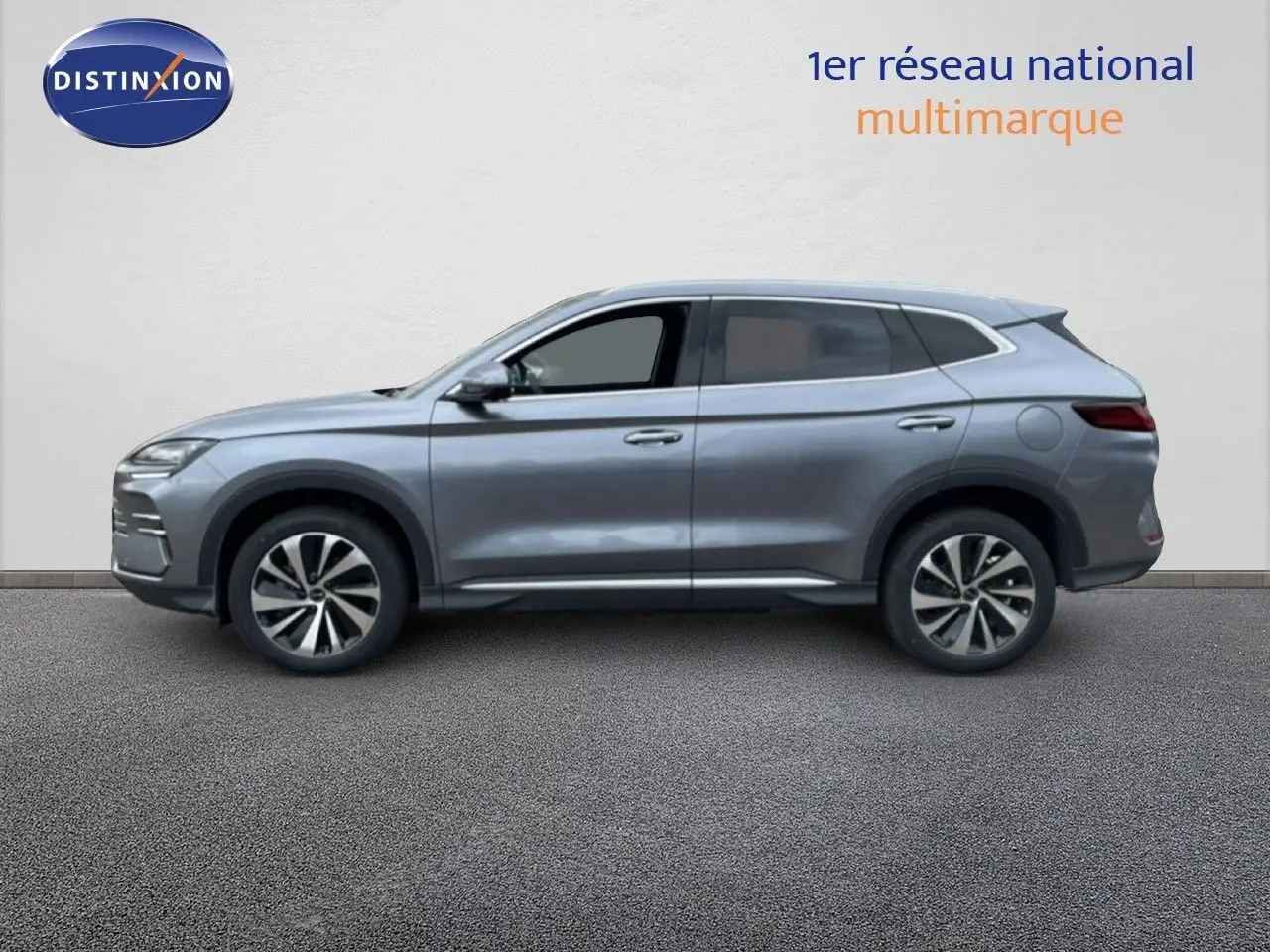 Vue de profil côté gauche du SUV BYD SEAL U hybride rechargeable en gris métallisé avec jantes alliage bicolores.