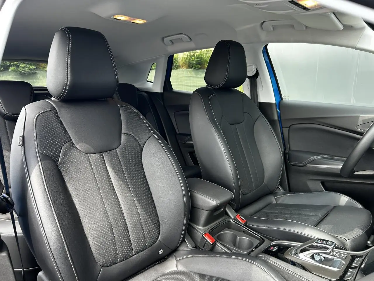 Vue intérieure avant droite des sièges en cuir noir du Opel Grandland 1.6 Hybrid 225 Ultimate 2022.